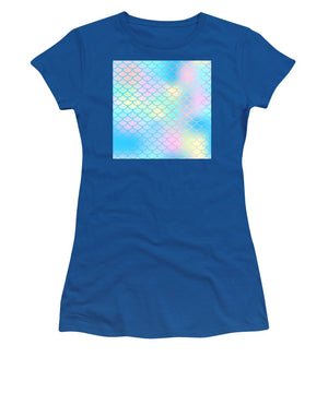 Magic mermaid tail background. Colorful seamless pattern with fish scale net. Blue pink mermaid skin surface. - Women's T-Shirt