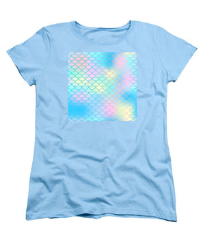 Magic mermaid tail background. Colorful seamless pattern with fish scale net. Blue pink mermaid skin surface. - Women's T-Shirt (Standard Fit)
