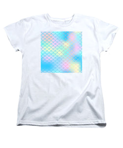 Magic mermaid tail background. Colorful seamless pattern with fish scale net. Blue pink mermaid skin surface. - Women's T-Shirt (Standard Fit)