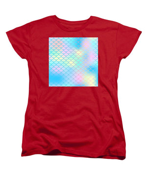 Magic mermaid tail background. Colorful seamless pattern with fish scale net. Blue pink mermaid skin surface. - Women's T-Shirt (Standard Fit)