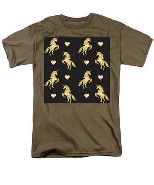 Vector seamless pattern of golden glitter unicorn silhouette isolated on black background - Men's T-Shirt  (Regular Fit)