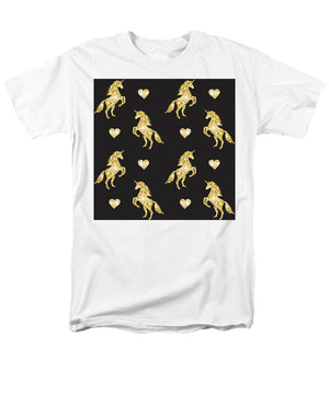 Vector seamless pattern of golden glitter unicorn silhouette isolated on black background - Men's T-Shirt  (Regular Fit)