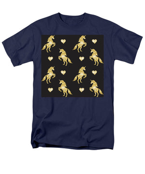 Vector seamless pattern of golden glitter unicorn silhouette isolated on black background - Men's T-Shirt  (Regular Fit)