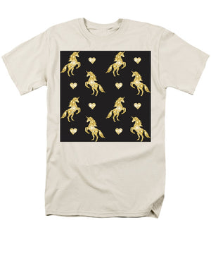 Vector seamless pattern of golden glitter unicorn silhouette isolated on black background - Men's T-Shirt  (Regular Fit)