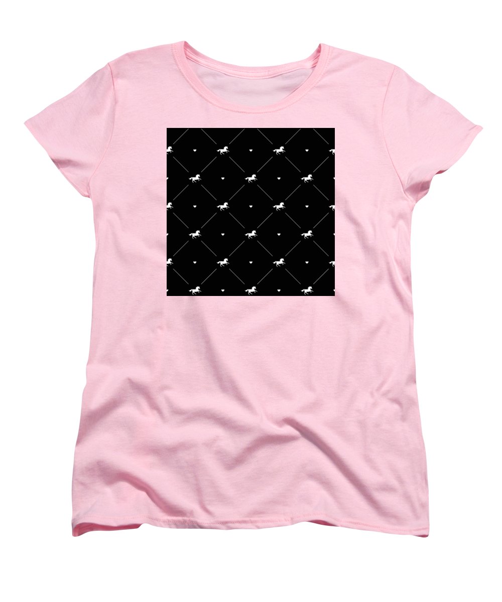 Vector seamless pattern of white horse silhouette with heart isolated on black - Women's T-Shirt (Standard Fit)