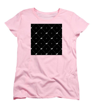 Vector seamless pattern of white horse silhouette with heart isolated on black - Women's T-Shirt (Standard Fit)
