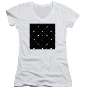Vector seamless pattern of white horse silhouette with heart isolated on black - Women's V-Neck