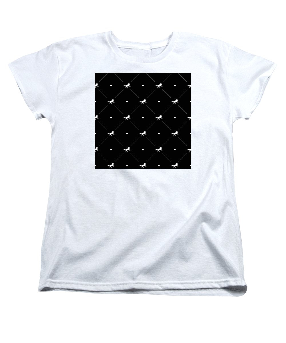 Vector seamless pattern of white horse silhouette with heart isolated on black - Women's T-Shirt (Standard Fit)
