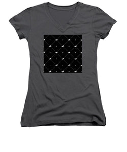 Vector seamless pattern of white horse silhouette with heart isolated on black - Women's V-Neck